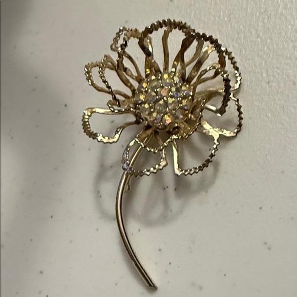 Sarah Coventry Jewelry - vintage Sarah Coventry "Allusion" flower brooch